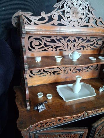Rare vaisselier de poupée ancien en bois ajouré – Décor