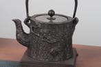 Japanese-style cast iron kettle -Pine and Crane Pattern Tree, Antiek en Kunst