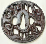 Prachtige sukashi tsuba met motief van meerdere