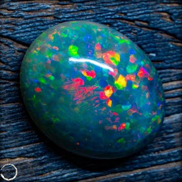 Black Opal – Stralend kleurrijk vuur als een verborgen