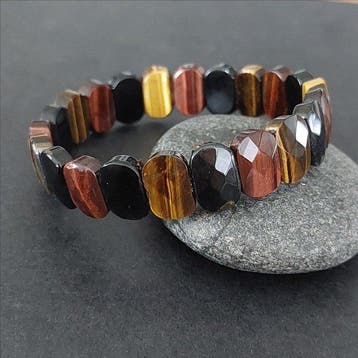 Veelkleurige tijgeroog-armband. Natuurlijke stenen. Montage