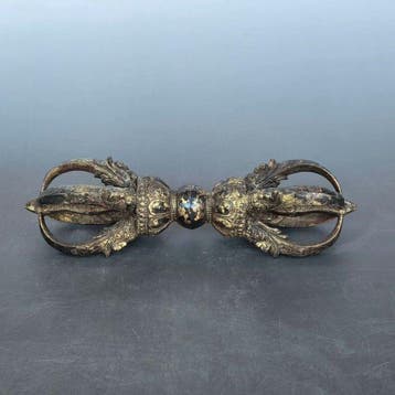 Decoratief ornament - Copper Five-pronged Vajra - with base