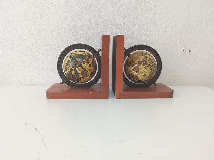 Boekensteunen (2) - Boeksteunen in de vorm van aardglobes. -, Antiek en Kunst, Curiosa en Brocante