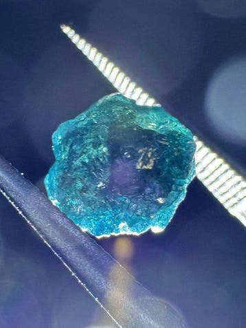 Blauwe natuurlijke ruwe diamant met sprankelende glans -
