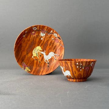 Een Chinese Yongzheng Famille Rose Faux Bois kop- en