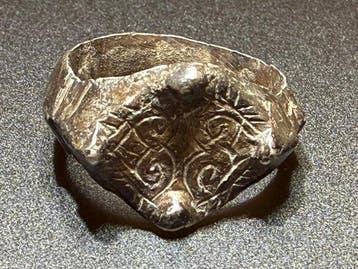 Viking periode Zilver Prachtige ring met runische symbolen