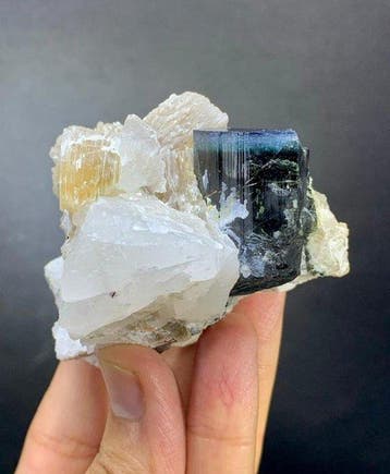 Natuurlijk Blauwe Cap Tourmalijnkristal met Kwarts en, Verzamelen, Mineralen en Fossielen