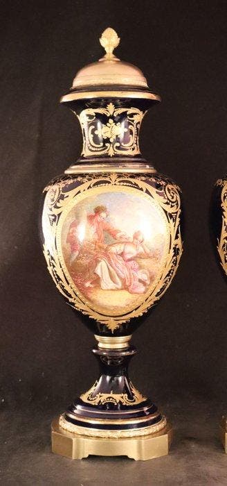 Paar antieke Sèvres stijl - dekselvaas (2) - Porselein,, Antiek en Kunst