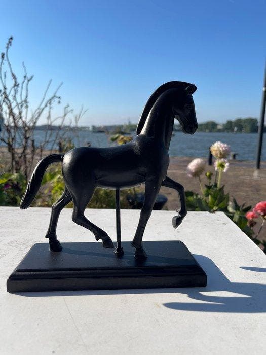 Beeld, Greek Horse - 21 cm - zwarte kleurhars, Antiek en Kunst, Curiosa en Brocante
