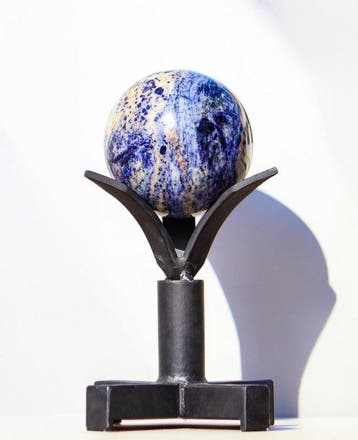 Luxueuze natuurlijke blauwe sodalietbol 110 mm – Diepblauwe