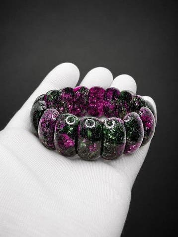 Prachtige armband van natuurlijke robijn-zoisiet uit IJsland