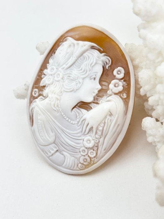 CASSIS MADAGASCARIENSIS - Cameo - Handgesneden camee, Antiquités & Art, Curiosités & Brocante