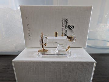 Beeld, Swarovski Crystal Memories naaimachine - 4 cm -, Antiek en Kunst