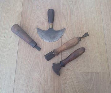 Lot de 4 superbes outils du travail du cuir avec couteau