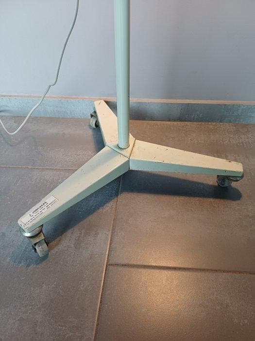Industriële apparatuur - België - Medische lamp, Antiek en Kunst, Antiek | Wandborden en Tegels