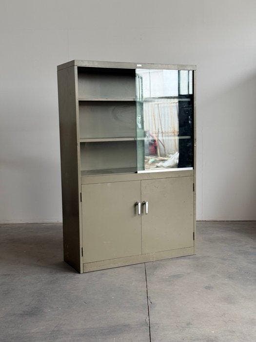 MEWAF - Hoog dressoir - Metaal, Glas - Industriële -, Antiquités & Art, Antiquités | Assiettes décoratives & Carrelages