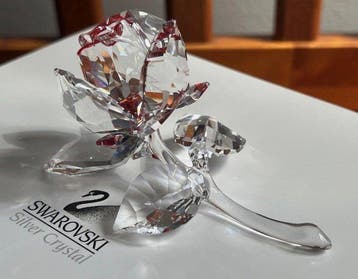 Swarovski - Figuur - Blossoming Rose Red - 5428561 - Kristal, Antiek en Kunst
