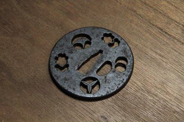 Tsuba en fer avec motifs ajourés de fleur de prunier,