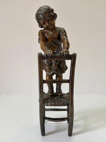 Naar Juan Clará Ayats (1875–1958) - Statue, Girl on Chair