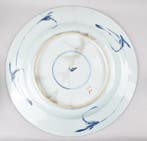 Onderbord - Een enorme Chinese Imari-landschapsschaal -