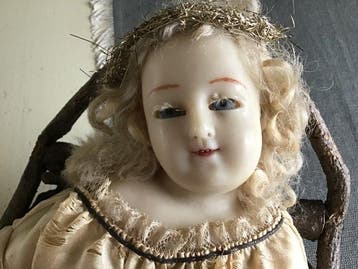 Beeld - Jezus kindje in kribbe - 40 cm - Was, Textiel, Hout