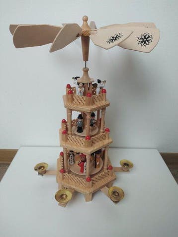 Kerstbeeldje - Draaiende kerstpyramide 3 verdiepingen - 41, Antiek en Kunst