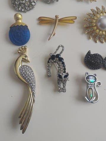 Themacollectie - 24 vintage broches
