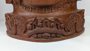 handgemaakte houten sculptuur in Angkor-stijl, die de