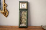 Vitrine - Étagère murale avec horloge à trois étagères. -
