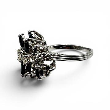 Ring - 18 karaat Witgoud - blauwe saffieren en diamanten, Nieuw