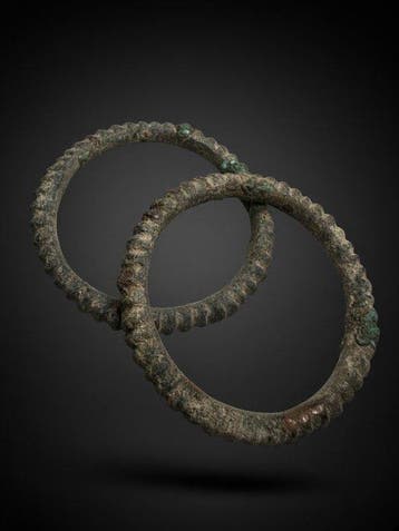 Âge du bronze anciens bracelets (joncs) (Sans prix de