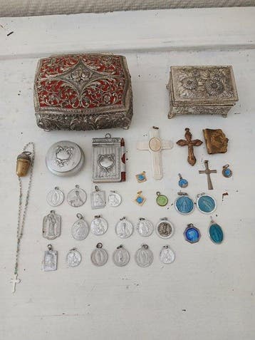 Lot van 35 diverse religieuze voorwerpen (35) - Diverse