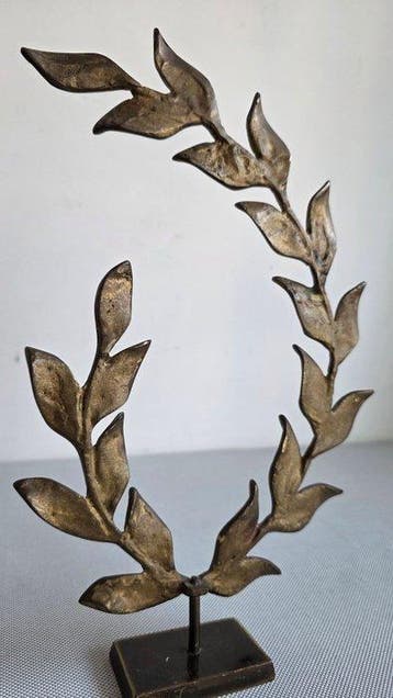 Td - Td - sculptuur, Olive wreath - 29 cm - Brons - 1970