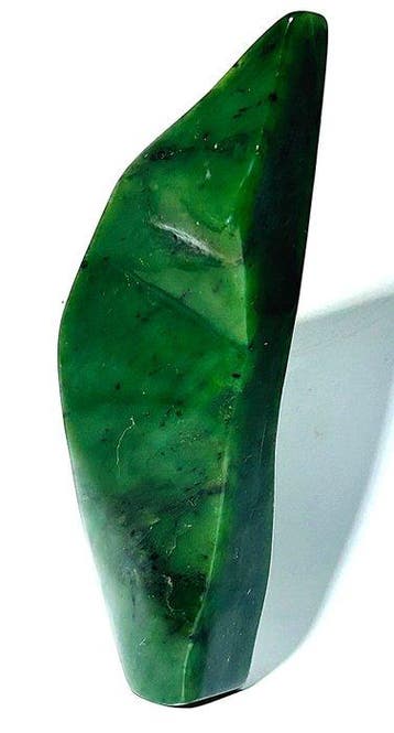 Rare sculpture libre en jade néphrite vert profond – Objet