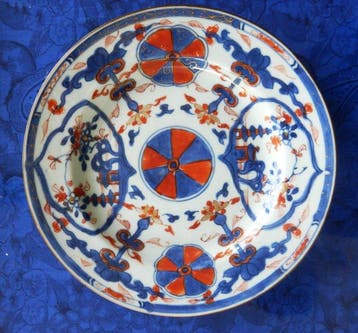 Assiette - imari chinois, décor de rosaces et pagodes -
