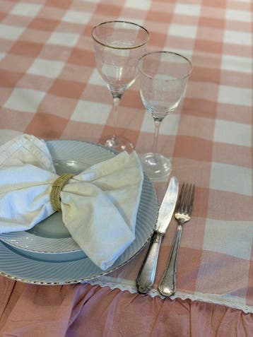 Elegante tafellaken in roze en wit met ruches, helemaal in