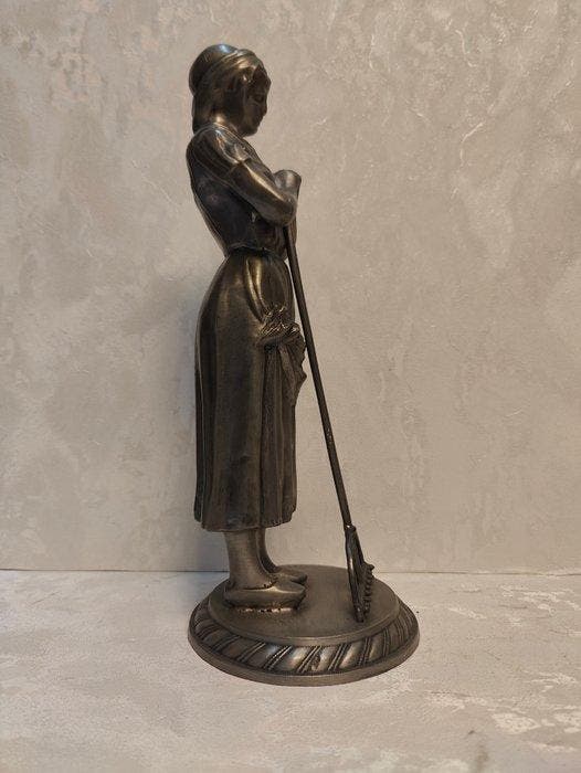G.D.S. Etain 92% - Beeld, Meisje met hark - 33 cm - Tin,, Antiquités & Art, Curiosités & Brocante