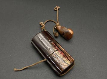 Inr laqué japonais avec netsuke – motif Herbes dautomne -, Antiquités & Art