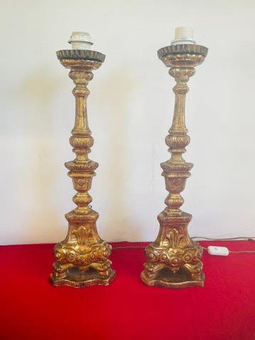 Kandelaar (2) - Verguld hout - Paar barokke kandelaars van, Antiek en Kunst