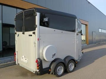 Ifor Williams HBX 511 2paards trailer vooruitloop: op stock, Ophalen of Verzenden