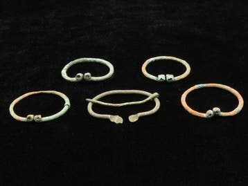Des Celtes aux Vikings Bronze Fibules pénannulaires/Broches