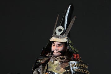 Op paard zittende samurai commandant-pop met Saihai-staf -