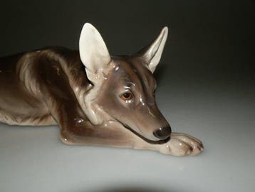 Goldscheider - Beeld, Cane pastore accovacciato - 32 cm -