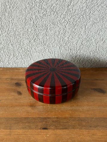 Doos - Japanse lak Jikiro snoepdoos met deksel, met rood- en