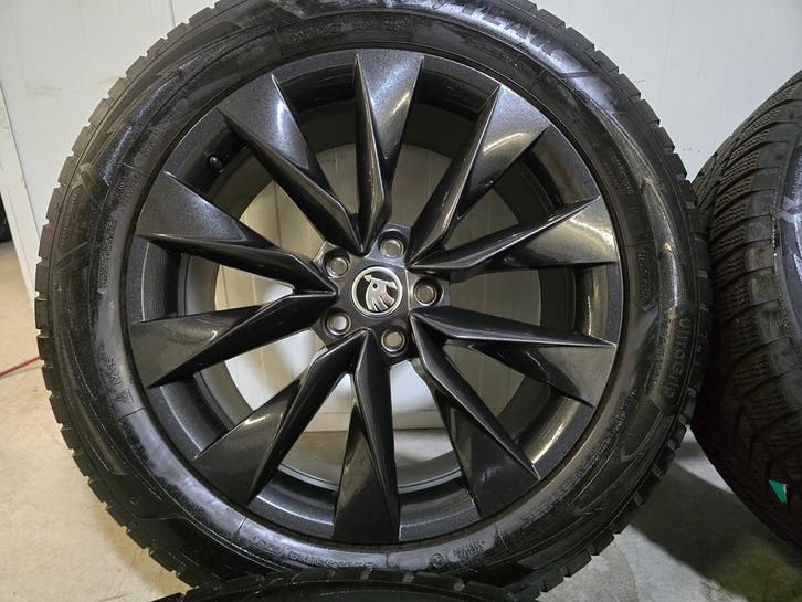 Skoda Enyac VW ID4,5, 7, Buzz Audi Q4 19 inch winterbanden, Auto-onderdelen, Banden en Velgen, 19 inch, Winterbanden, 235 mm, Personenwagen