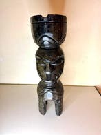 Sculpturen van ndop-adellijke figuren, zittende koning -