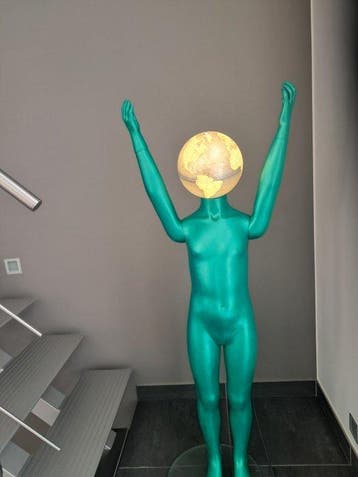 Unieke designmannequin met LED-wereldbol – turquoise