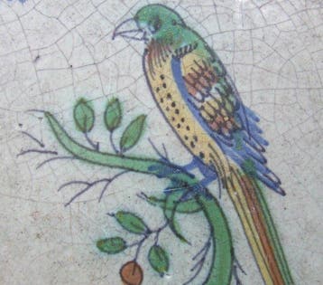Carreau - Rapace coloré sur une branche. - 1650-1700