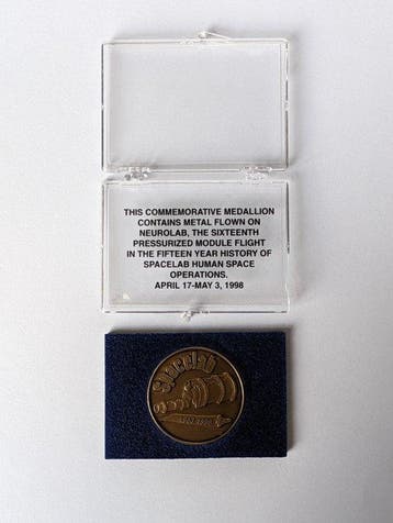 Ruimtememorabilia – NASA Spacelab Neurolab medaille, Antiek en Kunst