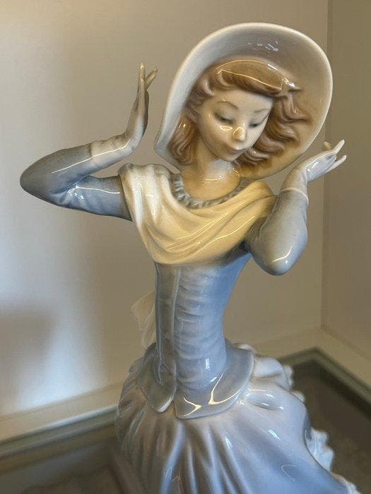 Lladró - Vicente Martínez - Beeldje, “Spring Breeze” 4936 –, Antiek en Kunst, Antiek | Glaswerk en Kristal